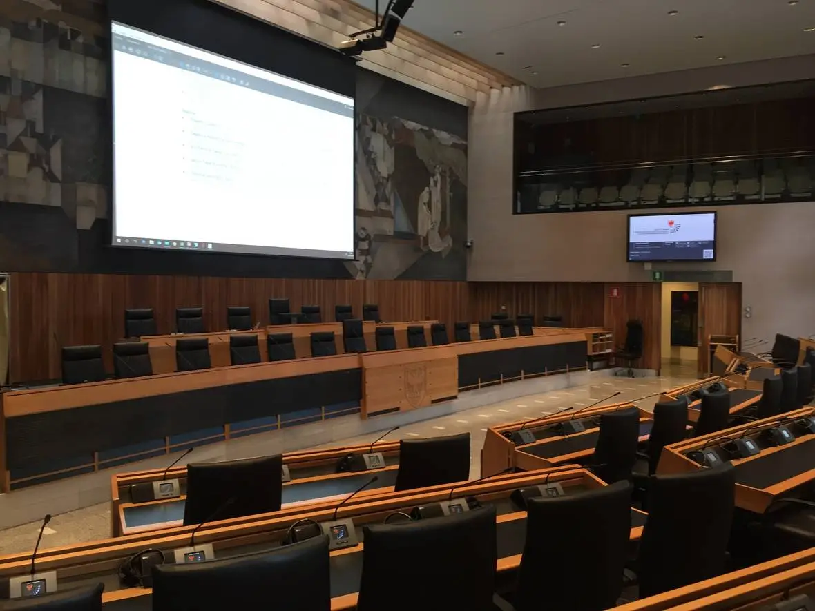 Medientechnik in einem modernen Konferenzraum