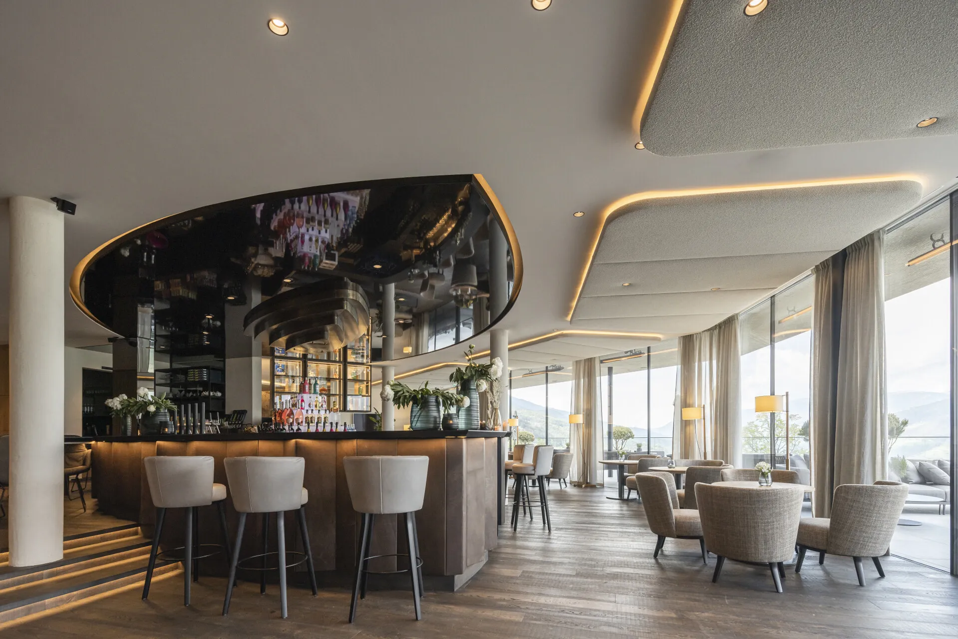 <p><strong>Ganzheitliche Elektrotechnik für das Hotel Santre</strong></p><p><br></p><p><strong>St. Andrä, Südtirol</strong></p><p><br></p><p>Beim Hotel Santre in St. Andrä durfte OBRIST die umfassende elektrotechnische Ausstattung des Hauses realisieren. Von der Energieversorgung über Beleuchtung und Sicherheitstechnik bis hin zu Kommunikations- und Netzwerklösungen wurden zahlreiche technische Systeme aus einer Hand umgesetzt.</p><p><br></p><p>Ein besonderer Fokus lag auf dem Zusammenspiel von Funktionalität, Sicherheit und Energieeffizienz. Neben der Starkstromanlage und den Trafokabinen realisierte OBRIST unter anderem die Licht- und Notbeleuchtungsinstallationen, die Brandmeldeanlage sowie die strukturierte Verkabelung des Gebäudes.</p><p><br></p><p>Ergänzt wurde die technische Infrastruktur durch eine Photovoltaikanlage, eine elektrische Heizanlage sowie moderne Kommunikationslösungen wie Haussprech- und Videosprechanlage und Antennenanlage.</p><p><br></p><p>Mit der Umsetzung der unterschiedlichen Gewerke entstand eine leistungsfähige und zuverlässige elektrotechnische Infrastruktur, die den hohen Anforderungen eines modernen Hotelbetriebs gerecht wird.</p>