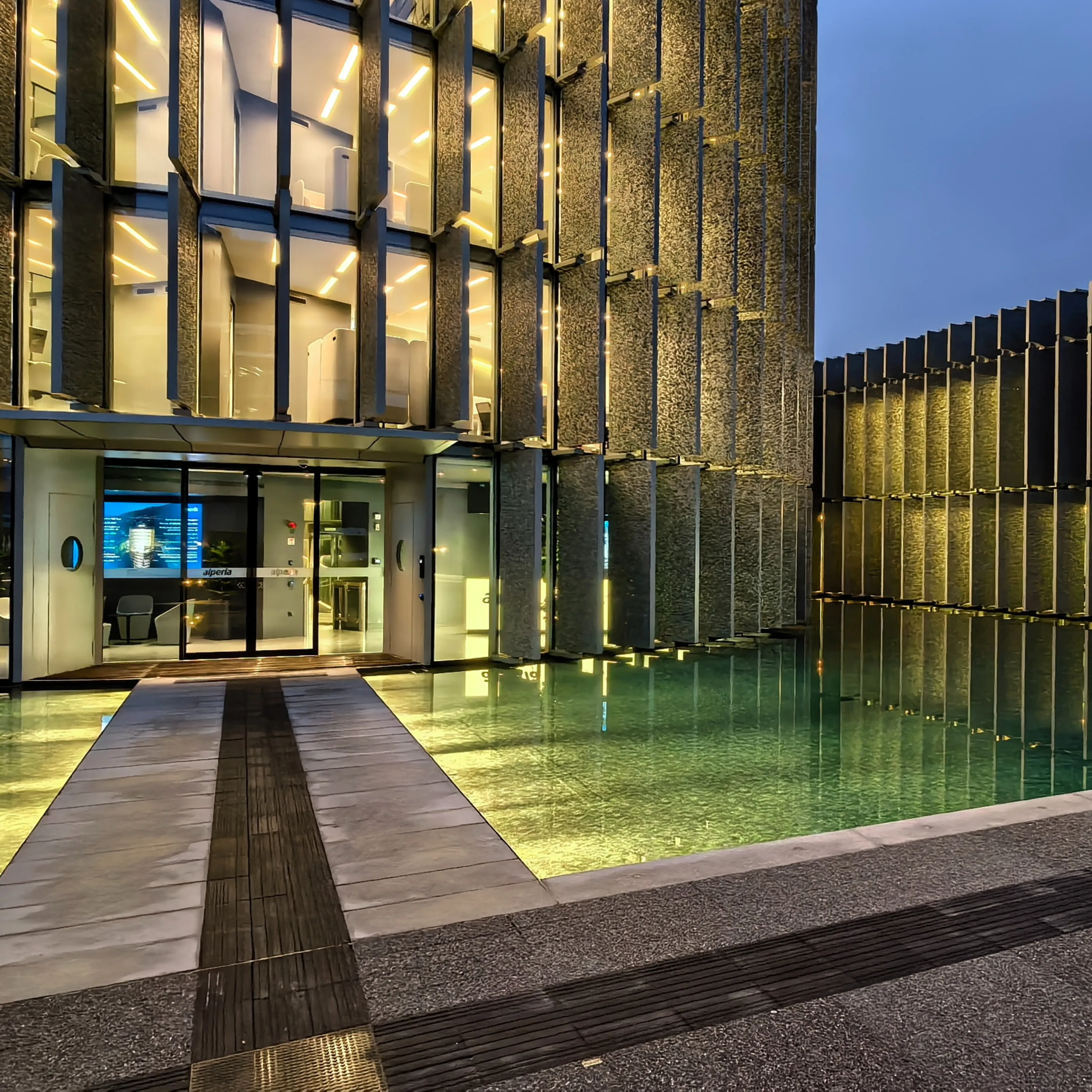 <p><strong>Zukunftsfähige Elektrotechnik für das Alperia Headquarter</strong></p><p><br></p><p>Beim neuen Alperia Group Headquarter in Meran war OBRIST ab Sommer 2023 für wesentliche Bereiche der elektrotechnischen Ausstattung verantwortlich.</p><p><br></p><p>Zu den umgesetzten Leistungen zählen unter anderem die Installation von 100 Elektroladesäulen sowie moderne Beleuchtungs- und Netzwerktechnik. Dabei standen eine zuverlässige technische Infrastruktur, Nachhaltigkeit und zukunftsfähige Lösungen im Mittelpunkt.</p><p><br></p><p>Mit seiner modernen Architektur und nachhaltigen Ausrichtung schafft der neue Bürokomplex ein zeitgemäßes Arbeitsumfeld. OBRIST konnte mit umfassender elektrotechnischer Expertise zur erfolgreichen Realisierung des Projekts beitragen.</p><p><br></p>