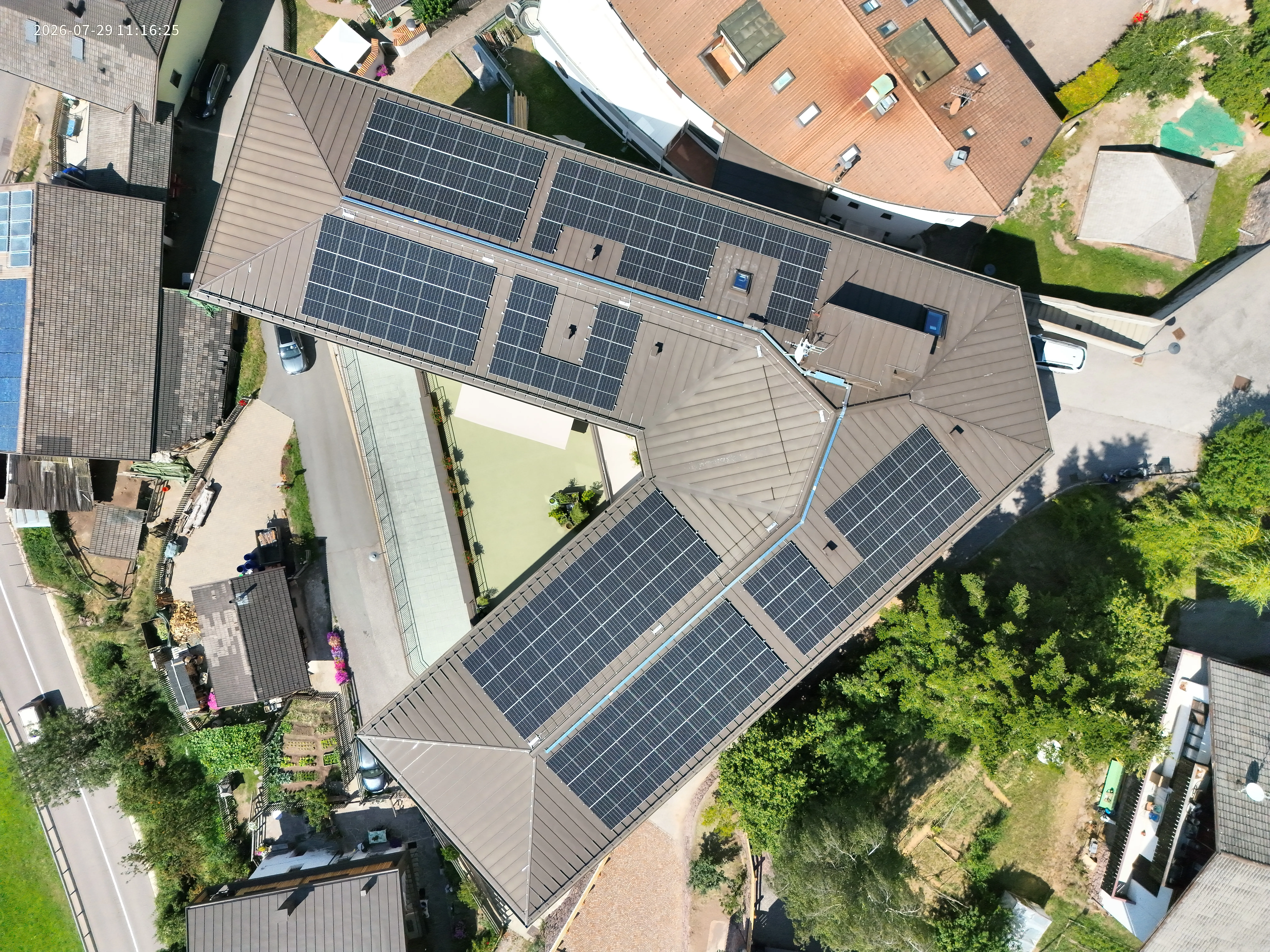 <h4><strong>Nachhaltige Energie für die Altershilfe Tschögglberg</strong></h4><p><br></p><p>Für die <strong>Altershilfe Tschögglberg – Öffentlicher Betrieb für Pflege- und Betreuungsdienste (Ö.B.P.B.)</strong> in Mölten realisierte OBRIST eine Photovoltaikanlage auf den Dachflächen der Einrichtung.</p><p>Die Anlage ermöglicht es, einen Teil des benötigten Stroms direkt vor Ort aus erneuerbarer Energie zu erzeugen. Die vorhandenen Dachflächen wurden dabei gezielt für die Installation der Photovoltaikmodule genutzt.</p><p>Mit der neuen Photovoltaikanlage setzt die Altershilfe Tschögglberg auf eine nachhaltige und zukunftsorientierte Energieversorgung. OBRIST begleitete die Umsetzung von der Vorbereitung über die Montage bis zur fertiggestellten Anlage.</p>